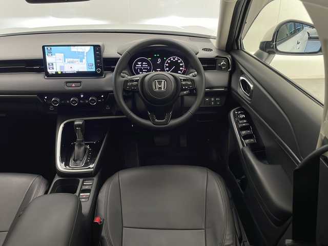 ホンダ ヴェゼル ハイブリッド e:HEV Z 宮崎県 2022(令4)年 2.1万km プラチナホワイトパール ワンオーナー/Honda SENSING/ブラインドスポットインフォメーション/コーナーセンサー/純正9インチSDナビ/フルセグTV/CD/DVD/Music Rack/Bluetooth/バックカメラ/コンビシート/レザー調シートカバー/シートヒーター/ハンズフリーアクセスパワーテールゲート(予約クローズ機能付)/LEDヘッドライト/純正18インチAW/ビルトインETC/保証書