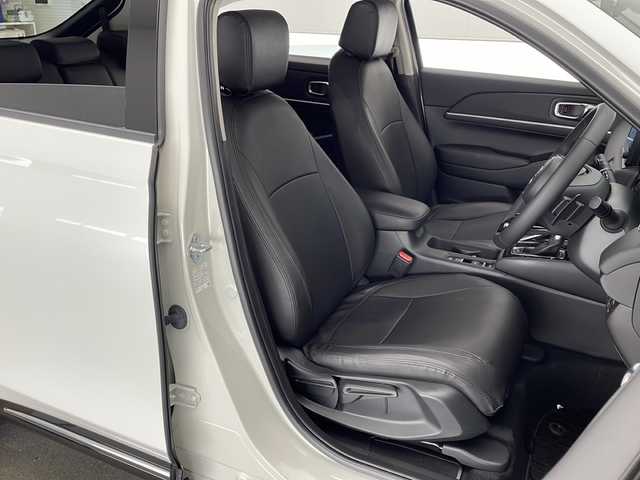 ホンダ ヴェゼル ハイブリッド e:HEV Z 宮崎県 2022(令4)年 2.1万km プラチナホワイトパール ワンオーナー/Honda SENSING/ブラインドスポットインフォメーション/コーナーセンサー/純正9インチSDナビ/フルセグTV/CD/DVD/Music Rack/Bluetooth/バックカメラ/コンビシート/レザー調シートカバー/シートヒーター/ハンズフリーアクセスパワーテールゲート(予約クローズ機能付)/LEDヘッドライト/純正18インチAW/ビルトインETC/保証書