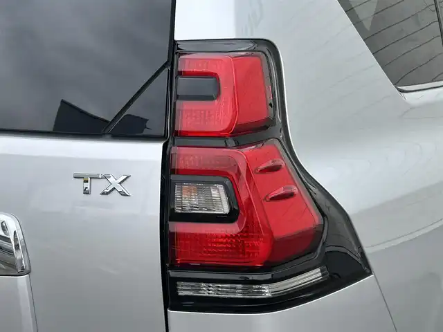 トヨタ ランドクルーザー プラド TX Lパッケージ 山形県 2018(平30)年 14.3万km シルバーM ４WD/純正ナビ/（FM/AM/DVD/フルセグ）/Bluetooth/クルーズコントロール/バックカメラ/横滑り防止装置/ドライブレコーダー/ヒートヒーター/エアシート/逸脱防止装置/オートライト/フォグランプ/純正マット/冬タイヤ積載/ダブルエアバック/保証証/取扱説明書