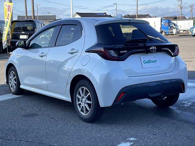 トヨタ ヤリス G 新潟県 2021(令3)年 7.4万km ホワイトパールクリスタルシャイン 純正ナビ（BT）/バックカメラ/ビルトインETC/前後コーナーセンサー/クルーズコントロール/LEDライト/オートライト/ディスプレイオーディオ/スペアキー/純正フロアマット/ドアバイザー/電動格納ミラー