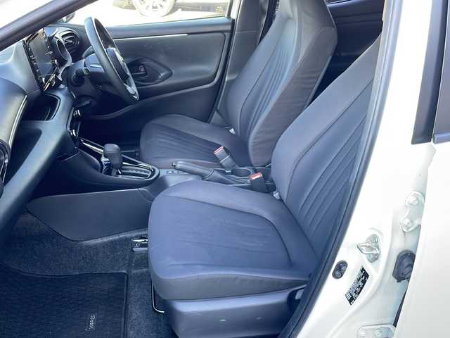 トヨタ ヤリス G 新潟県 2021(令3)年 7.4万km ホワイトパールクリスタルシャイン 純正ナビ（BT）/バックカメラ/ビルトインETC/前後コーナーセンサー/クルーズコントロール/LEDライト/オートライト/ディスプレイオーディオ/スペアキー/純正フロアマット/ドアバイザー/電動格納ミラー