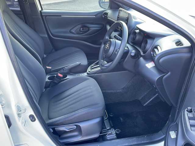 トヨタ ヤリス G 新潟県 2021(令3)年 7.4万km ホワイトパールクリスタルシャイン 純正ナビ（BT）/バックカメラ/ビルトインETC/前後コーナーセンサー/クルーズコントロール/LEDライト/オートライト/ディスプレイオーディオ/スペアキー/純正フロアマット/ドアバイザー/電動格納ミラー