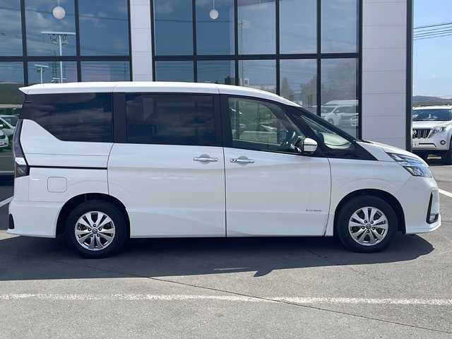 日産 セレナ ハイウェイスター V 道東・釧路十勝 2022(令4)年 6万km ブリリアントホワイトパール ・4WD/・純正SDナビ/（CD・フルセグ・BT・SD・USB・AM・FM・iPod・AUX）/・全方位カメラ/バックカメラ/・プロパイロット/・エマージェンシーブレーキ/・両側パワースライドドア/・前方ドライブレコーダー/・スマートキー/・プッシュスタート/・横滑り防止装置/・アイドリングストップ/・ステアリングスイッチ/・革巻きステアリング/・オートブレーキホールド/・LEDヘッドライト/・フォグライト/・社外フロアマット/・純正15インチアルミホイール