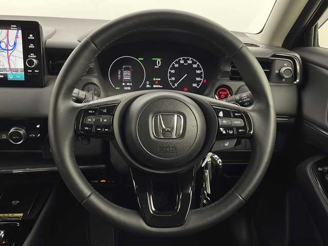 ホンダ ヴェゼル ハイブリッド e:HEV Z 新潟県 2023(令5)年 1万km クリスタルブラックパール ホンダセンシング/ワンオーナー/9インチホンダコネクトディスプレイ/　　フルセグ/BT/AM/FM/USB/バックモニター(後退出庫サポート付)/ハンズフリーアクセスパワーテールゲート/アダプティブクルーズコントロール/LEDシーケンシャルオートライト/ハーフレザーシート/前席シートヒーター/純正18インチアルミホイール付/社外アルミホイール付スタッドレスタイヤ車載(8ミリ)/ダウンヒルアシストコントロール/パドルシフト/ブラインドスポットモニター/ミラーヒーター/ステアリングスイッチ/ステアリングヒーター/電動パーキングブレーキ/オートブレーキホールド/置くだけ充電/USBポート/純正フロアマット/ドアバイザー/スペアキー/スマートキー/ETC2.0
