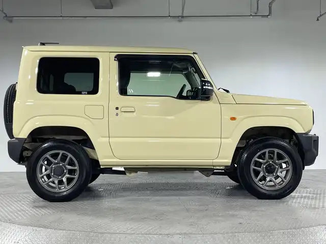 スズキ ジムニー XC 神奈川県 2022(令4)年 3万km シフォンアイボリーM ４WD/ターボ/純正７型SDナビゲーション【CN-RZ775W】/フルセグ　AM FM CD DVD　SD　Bluetooth/セーフティサポート/クルーズコントロール/デュアルセンサーブレーキサポート/誤発進抑制機能/車線逸脱警報/ふらつき警報/先行車発進お知らせ機能/標識認識機能/ハイビームアシスト/アイドリングストップ/革巻きステアリング/前席シートヒーター/前後ドライブレコーダー/ETC/プッシュスタート/スマートキー/ダウンヒルアシストコントロール/LEDヘッドランプ/オートライト/純正16インチアルミホイール