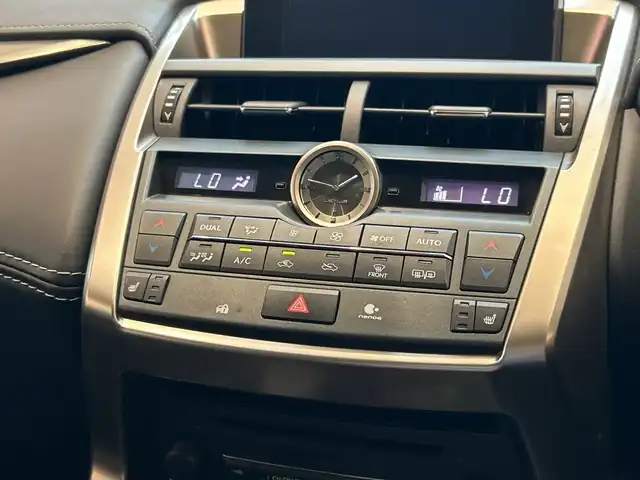 レクサス ＮＸ 200t Iパッケージ 埼玉県 2016(平28)年 3.7万km ソニッククォーツ 純正SDナビ/　　CD/DVD/BT/USB/フルセグ/全方位カメラ/パワーバックドア/LEDオートライト/クルーズコントロール/合皮シート/パワーシート/シートヒーター/シートメモリー/ステアリングヒーター/ステアリングスイッチ/コーナーセンサー/ビルトインETC2.0
