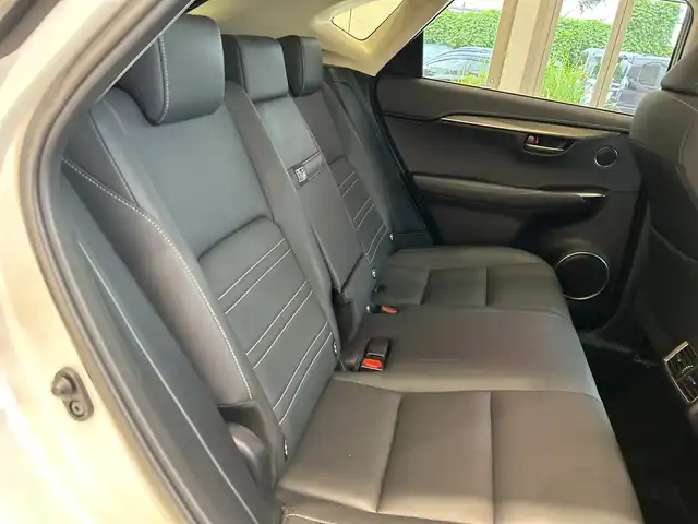 レクサス ＮＸ 200t Iパッケージ 埼玉県 2016(平28)年 3.7万km ソニッククォーツ 純正SDナビ/　　CD/DVD/BT/USB/フルセグ/全方位カメラ/パワーバックドア/LEDオートライト/クルーズコントロール/合皮シート/パワーシート/シートヒーター/シートメモリー/ステアリングヒーター/ステアリングスイッチ/コーナーセンサー/ビルトインETC2.0