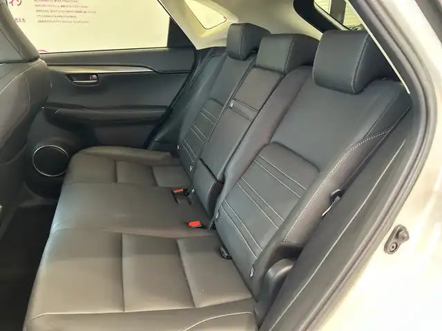レクサス ＮＸ 200t Iパッケージ 埼玉県 2016(平28)年 3.7万km ソニッククォーツ 純正SDナビ/　　CD/DVD/BT/USB/フルセグ/全方位カメラ/パワーバックドア/LEDオートライト/クルーズコントロール/合皮シート/パワーシート/シートヒーター/シートメモリー/ステアリングヒーター/ステアリングスイッチ/コーナーセンサー/ビルトインETC2.0