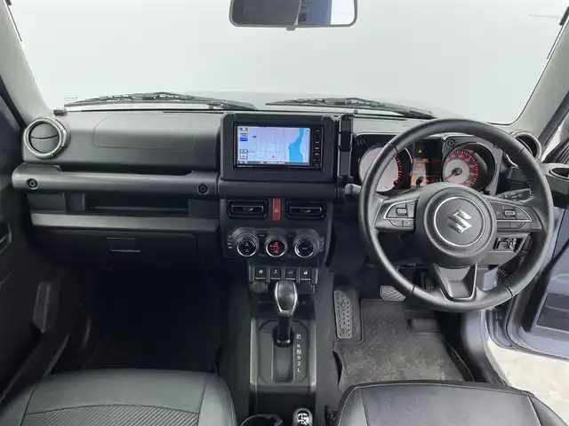 スズキ ジムニー シエラ JC 福井県 2023(令5)年 3.2万km ミディアムグレー ４WD/ディーラーオプション７型ナビ【CH-RZ775W】/CD/DVD/フルセグTV/Bluetooth/SD/USB/AM/FM/バックカメラ /スズキセーフティーサポート/・デュアルセンサーブレーキサポート/・車線逸脱警報/・誤発進抑制機能/・ふらつき警報機能/・先行車発進お知らせ機能/LEDヘッドライト/オートライト /フォグランプ/ヘッドライトウォッシャー/ウィンカー/電動格納式ミラー/革巻きステアリング/ステアリングチルド機構/ステアリングリモコン/背面タイヤ/プッシュスタート /スペアキー/マッドフラップ