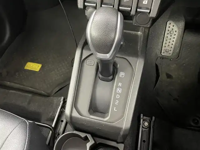 スズキ ジムニー シエラ JC 福井県 2023(令5)年 3.2万km ミディアムグレー ４WD/ディーラーオプション７型ナビ【CH-RZ775W】/CD/DVD/フルセグTV/Bluetooth/SD/USB/AM/FM/バックカメラ /スズキセーフティーサポート/・デュアルセンサーブレーキサポート/・車線逸脱警報/・誤発進抑制機能/・ふらつき警報機能/・先行車発進お知らせ機能/LEDヘッドライト/オートライト /フォグランプ/ヘッドライトウォッシャー/ウィンカー/電動格納式ミラー/革巻きステアリング/ステアリングチルド機構/ステアリングリモコン/背面タイヤ/プッシュスタート /スペアキー/マッドフラップ