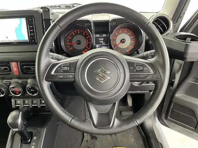 スズキ ジムニー シエラ JC 福井県 2023(令5)年 3.2万km ミディアムグレー ４WD/ディーラーオプション７型ナビ【CH-RZ775W】/CD/DVD/フルセグTV/Bluetooth/SD/USB/AM/FM/バックカメラ /スズキセーフティーサポート/・デュアルセンサーブレーキサポート/・車線逸脱警報/・誤発進抑制機能/・ふらつき警報機能/・先行車発進お知らせ機能/LEDヘッドライト/オートライト /フォグランプ/ヘッドライトウォッシャー/ウィンカー/電動格納式ミラー/革巻きステアリング/ステアリングチルド機構/ステアリングリモコン/背面タイヤ/プッシュスタート /スペアキー/マッドフラップ
