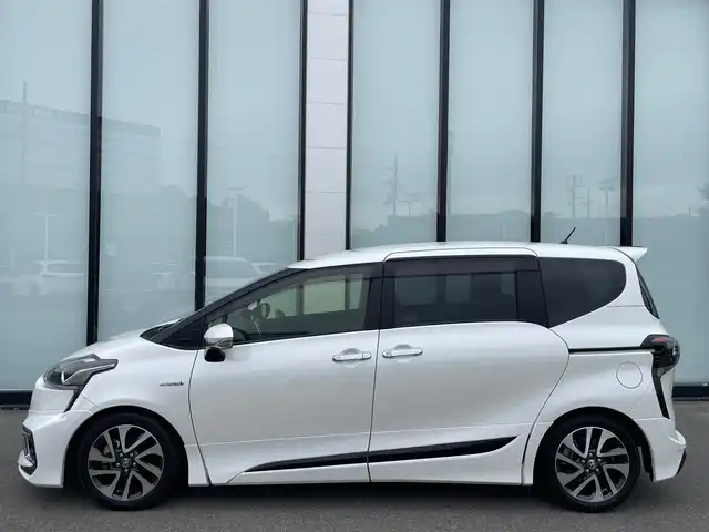 トヨタ シエンタ ハイブリッド G 大阪府 2015(平27)年 6.9万km ホワイトパールクリスタルシャイン 純正メモリナビ/・CD/DVD/BT/フルセグ/モデリスタフルエアロ/両側パワースライドドア/革調シートカバー/シートヒーター/ドライブレコーダー/ビルトインＥＴＣ/衝突軽減ブレーキ/レーンキープアシスト/ＬＥＤライト/純正アルミ/ダウンサス（純正車載）/革巻きステアリング