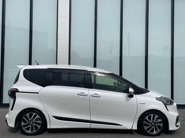 トヨタ シエンタ ハイブリッド G 大阪府 2015(平27)年 6.9万km ホワイトパールクリスタルシャイン 純正メモリナビ/・CD/DVD/BT/フルセグ/モデリスタフルエアロ/両側パワースライドドア/革調シートカバー/シートヒーター/ドライブレコーダー/ビルトインＥＴＣ/衝突軽減ブレーキ/レーンキープアシスト/ＬＥＤライト/純正アルミ/ダウンサス（純正車載）/革巻きステアリング