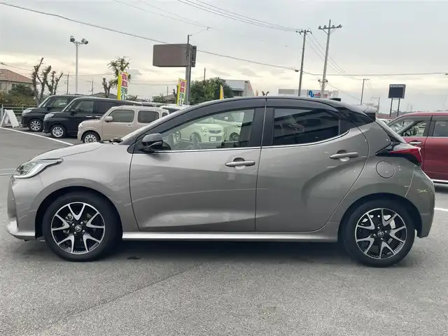 トヨタ ヤリス ハイブリッド Z 愛媛県 2020(令2)年 1.5万km ブラック/アバンギャルドブロンズメタリック 純正9型ディスプレイオーディオ(フルセグTV/BT)/全周囲カメラ/トヨタセーフティセンス/レーダークルーズコントロール/衝突被害軽減装置/車線逸脱防止装置/ブラインドスポットモニター/クリアランスソナー/前後ドライブレコーダー/シートヒーター/LEDヘッドライト/オートライト/オートマチックハイビーム/電格ミラー/ヒートミラー/ステアリングリモコン/シガーソケット/ETC/現状サマー(純正AW)(185/55/R16)/BRIDGESTONE EcoPia EP150/禁煙車