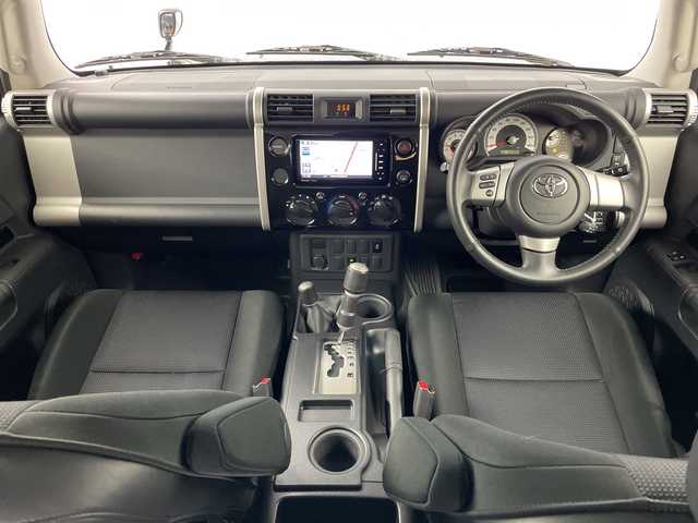 トヨタ ＦＪクルーザー ブラックカラーパッケージ 道央・札幌 2017(平29)年 6.3万km ブラック/ホワイト ・4WD/・寒冷地仕様/・社外SDナビ（CN-RE03WD）/・BT&CD&DVD&フルセグTV/・バックカメラ/・クルーズコントロール/・ステアリングスイッチ/・社外ドラレコ前方/・センターデフロック/・リアコーナーセンサー/・ヘッドライトレベライザー/・リモコンキー/・スペアキー/・保証書/・取扱説明書