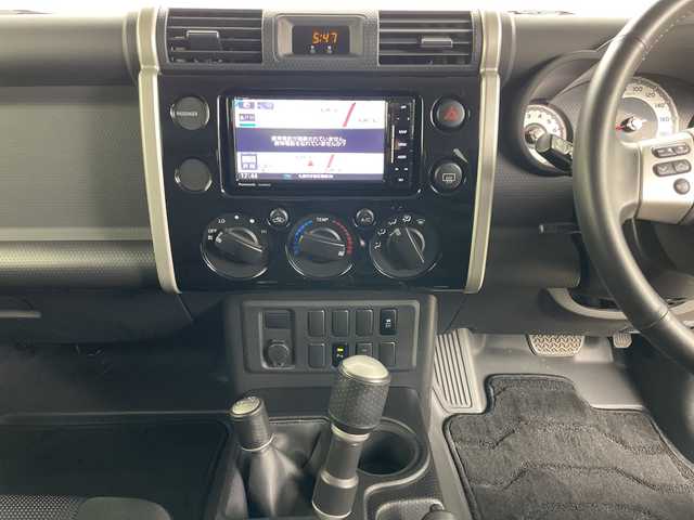 トヨタ ＦＪクルーザー ブラックカラーパッケージ 道央・札幌 2017(平29)年 6.3万km ブラック/ホワイト ・4WD/・寒冷地仕様/・社外SDナビ（CN-RE03WD）/・BT&CD&DVD&フルセグTV/・バックカメラ/・クルーズコントロール/・ステアリングスイッチ/・社外ドラレコ前方/・センターデフロック/・リアコーナーセンサー/・ヘッドライトレベライザー/・リモコンキー/・スペアキー/・保証書/・取扱説明書