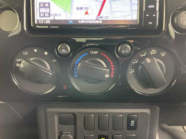 トヨタ ＦＪクルーザー ブラックカラーパッケージ 道央・札幌 2017(平29)年 6.3万km ブラック/ホワイト ・4WD/・寒冷地仕様/・社外SDナビ（CN-RE03WD）/・BT&CD&DVD&フルセグTV/・バックカメラ/・クルーズコントロール/・ステアリングスイッチ/・社外ドラレコ前方/・センターデフロック/・リアコーナーセンサー/・ヘッドライトレベライザー/・リモコンキー/・スペアキー/・保証書/・取扱説明書