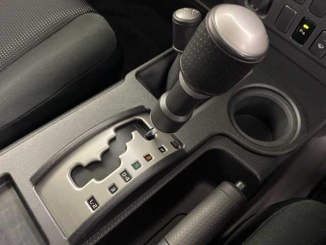 トヨタ ＦＪクルーザー ブラックカラーパッケージ 道央・札幌 2017(平29)年 6.3万km ブラック/ホワイト ・4WD/・寒冷地仕様/・社外SDナビ（CN-RE03WD）/・BT&CD&DVD&フルセグTV/・バックカメラ/・クルーズコントロール/・ステアリングスイッチ/・社外ドラレコ前方/・センターデフロック/・リアコーナーセンサー/・ヘッドライトレベライザー/・リモコンキー/・スペアキー/・保証書/・取扱説明書