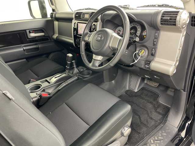 トヨタ ＦＪクルーザー ブラックカラーパッケージ 道央・札幌 2017(平29)年 6.3万km ブラック/ホワイト ・4WD/・寒冷地仕様/・社外SDナビ（CN-RE03WD）/・BT&CD&DVD&フルセグTV/・バックカメラ/・クルーズコントロール/・ステアリングスイッチ/・社外ドラレコ前方/・センターデフロック/・リアコーナーセンサー/・ヘッドライトレベライザー/・リモコンキー/・スペアキー/・保証書/・取扱説明書