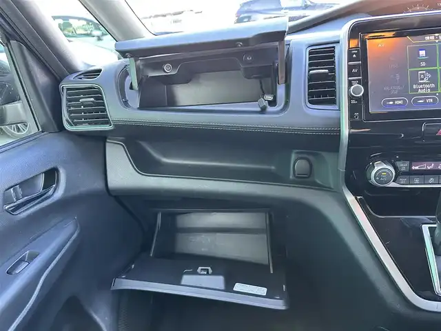 日産 セレナ ハイウェイスター 宮城県 2017(平29)年 8.1万km アズライトブルー LEDヘッドランプ/快適パック/ハンズフリーパワースライドドア（両側）/16インチアルミホイール/セーフティパックB/＝＝＝/エマージェンシーブレーキ/車線逸脱警報/純正フリップダウンモニター/純正9インチナビ（MM517D-L）/・CD/DVD/・Blu-ray/・Bluetooth/・フルセグTV/ドライブレコーダー/ビルトインETC/革巻きステアリング/ステアリングスイッチ/フォグランプ/オートライト/スマートキー＆プッシュスタート/スペアキー1本/電動格納ミラー/純正フロアマット/純正ドアバイザー