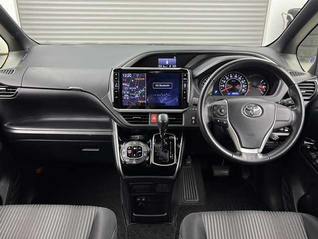 トヨタ ヴォクシー ZS 煌 三重県 2018(平30)年 6.9万km ブラック 禁煙車/ALPINE11型ナビ/　フルセグTV/CD/DVD/Bluetooth/ALPINE後席モニター/両側パワースライドドア/社外アルミホイール/衝突軽減ブレーキシステム/レーンキープアシストシステム/オートハイビーム/オートライト/プッシュスタート/スマートキー/バックカメラ/前方ドラレコ/フォグライト/ETC
