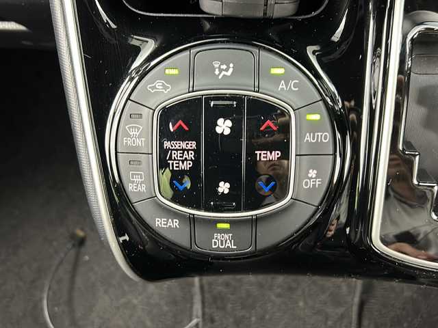 トヨタ ヴォクシー ZS 煌 三重県 2018(平30)年 6.9万km ブラック 禁煙車/ALPINE11型ナビ/　フルセグTV/CD/DVD/Bluetooth/ALPINE後席モニター/両側パワースライドドア/社外アルミホイール/衝突軽減ブレーキシステム/レーンキープアシストシステム/オートハイビーム/オートライト/プッシュスタート/スマートキー/バックカメラ/前方ドラレコ/フォグライト/ETC