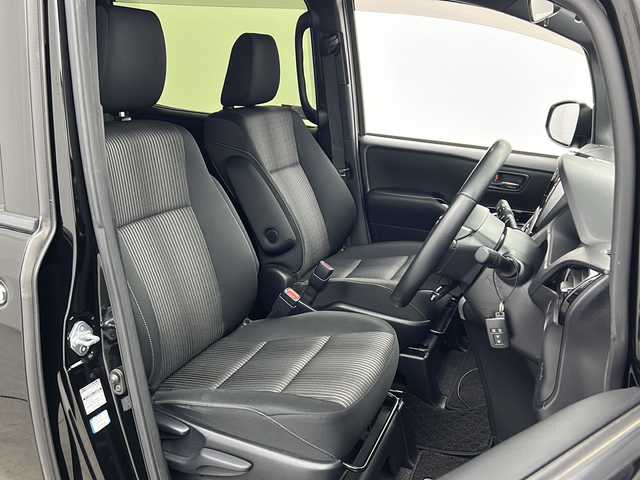 トヨタ ヴォクシー ZS 煌 三重県 2018(平30)年 6.9万km ブラック 禁煙車/ALPINE11型ナビ/　フルセグTV/CD/DVD/Bluetooth/ALPINE後席モニター/両側パワースライドドア/社外アルミホイール/衝突軽減ブレーキシステム/レーンキープアシストシステム/オートハイビーム/オートライト/プッシュスタート/スマートキー/バックカメラ/前方ドラレコ/フォグライト/ETC