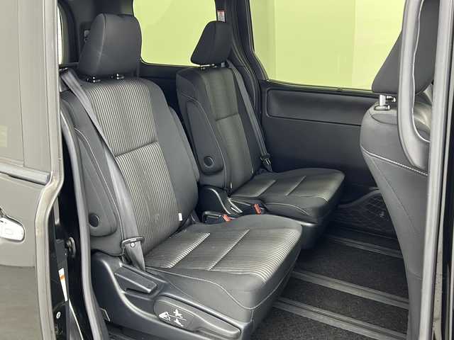 トヨタ ヴォクシー ZS 煌 三重県 2018(平30)年 6.9万km ブラック 禁煙車/ALPINE11型ナビ/　フルセグTV/CD/DVD/Bluetooth/ALPINE後席モニター/両側パワースライドドア/社外アルミホイール/衝突軽減ブレーキシステム/レーンキープアシストシステム/オートハイビーム/オートライト/プッシュスタート/スマートキー/バックカメラ/前方ドラレコ/フォグライト/ETC