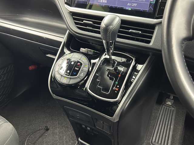 トヨタ ヴォクシー ZS 煌 三重県 2018(平30)年 6.9万km ブラック 禁煙車/ALPINE11型ナビ/　フルセグTV/CD/DVD/Bluetooth/ALPINE後席モニター/両側パワースライドドア/社外アルミホイール/衝突軽減ブレーキシステム/レーンキープアシストシステム/オートハイビーム/オートライト/プッシュスタート/スマートキー/バックカメラ/前方ドラレコ/フォグライト/ETC