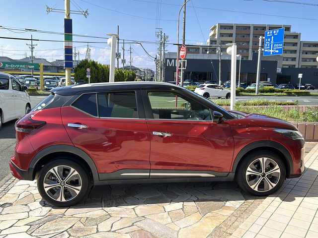 日産 キックス X 静岡県 2020(令2)年 3.9万km ラディアントレッド/ピュアブラック 2トーン 【主要装備】/純正９インチナビ　/フルセグテレビ　/エマージェンシーブレーキ　/プロパイロット　/アラウンドビューモニター　/前方ドライブレコーダー　/ステアリングスイッチ　/電動パーキングブレーキ　/ブレーキホールド　/ＥＴＣ/プッシュスタート/スマートキー/純正17インチアルミホイール/コーナーセンサー/ふらつき警報/ハーフレザーシート/インテリジェントルームミラー