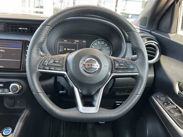 日産 キックス X 静岡県 2020(令2)年 3.9万km ラディアントレッド/ピュアブラック 2トーン 【主要装備】/純正９インチナビ　/フルセグテレビ　/エマージェンシーブレーキ　/プロパイロット　/アラウンドビューモニター　/前方ドライブレコーダー　/ステアリングスイッチ　/電動パーキングブレーキ　/ブレーキホールド　/ＥＴＣ/プッシュスタート/スマートキー/純正17インチアルミホイール/コーナーセンサー/ふらつき警報/ハーフレザーシート/インテリジェントルームミラー