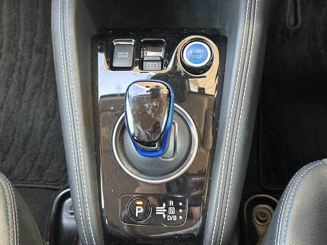 日産 キックス X 静岡県 2020(令2)年 3.9万km ラディアントレッド/ピュアブラック 2トーン 【主要装備】/純正９インチナビ　/フルセグテレビ　/エマージェンシーブレーキ　/プロパイロット　/アラウンドビューモニター　/前方ドライブレコーダー　/ステアリングスイッチ　/電動パーキングブレーキ　/ブレーキホールド　/ＥＴＣ/プッシュスタート/スマートキー/純正17インチアルミホイール/コーナーセンサー/ふらつき警報/ハーフレザーシート/インテリジェントルームミラー