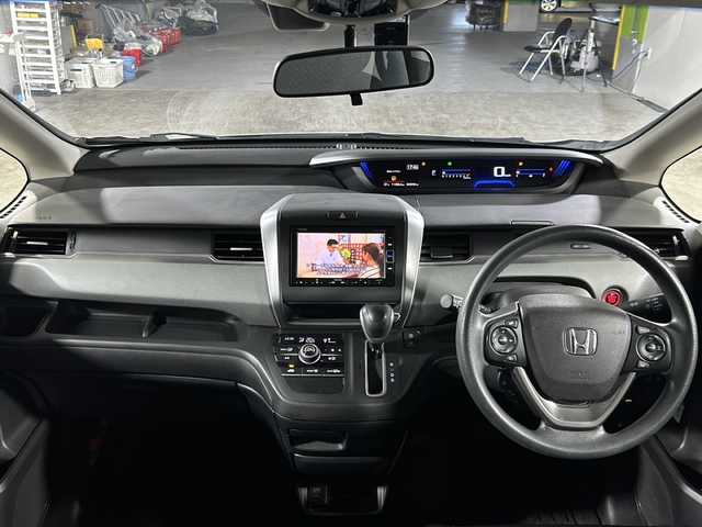 ホンダ フリード＋ G ホンダセンシング 沖縄県 2018(平30)年 4.4万km ホワイトオーキッドパール 県外仕入　/禁煙車　/純正７インチナビ（ＢＴ，ワンセグ，ＣＤ／ＤＶＤ）　/バックカメラ　/両側パワースライドドア　/ホンダセンシング/純正ドライブレコーダー/ビルドインＥＴＣ　/アダプティブクルーズコントロール　/センターテーブル/プッシュスタート