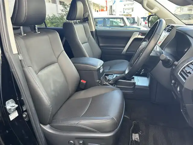 トヨタ ランドクルーザー プラド TX Lパッケージ 兵庫県 2021(令3)年 1.6万km ブラック ・ワンオーナー車/・パノラミックビューモニター/・バックカメラ/・純正ディスプレイオーディオ/・パートタイム４WD/・トヨタセーフティセンス/・レーンディパーチャーアラート/・ブラインドスポットモニター/・プリクラッシュセーフティ/・クルーズコントロール/・オートマチックハイビーム/・クリアランスソナー/・ふらつき検知/・前席パワーシート/・前席シートヒーター/・レザーシート/・LEDオートライト/・フォグランプ/・オートワイパー/・ビルトインETC2.0/・純正フロアマット/・純正１９インチアルミホイール/・自動防眩ミラー/・オールオートパワーウィンドウ/・左右独立オートエアコン/・運転席・助手席・サイドエアバッグ/・ルーフレール/・サイドステップ/・ドアバイザー/・電動格納ミラー/・スマートキー/・スペアキー×１/・プッシュスタート/・保証書/・取扱説明書