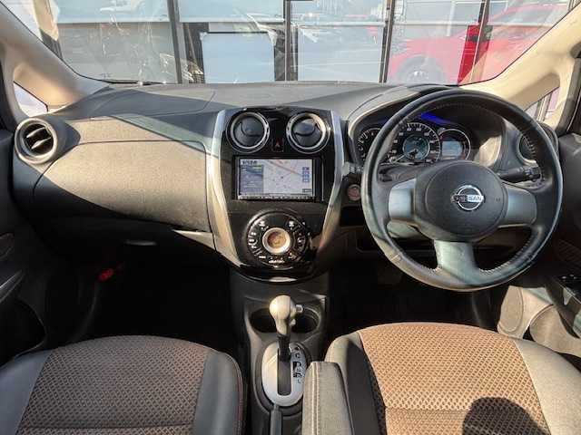 日産 ノート メダリスト エマージェンシーB 宮城県 2014(平26)年 11.1万km スーパーブラック 登録時走行距離110368km/社外ナビ/フルセグTV/Bluetooth/DVD/CD/FM/AM/全方位カメラ/コーナーセンサー/フォグランプ/アルミ付きスタットレスタイヤ/レーンキープ/横滑り防止装置/アイドリングストップ/ヘッドライトレベライザー/ETC/プッシュスタート/スマートキー/Aライト/純正フロアマット/フォグランプ/ドアバイザー/電動格納ミラー