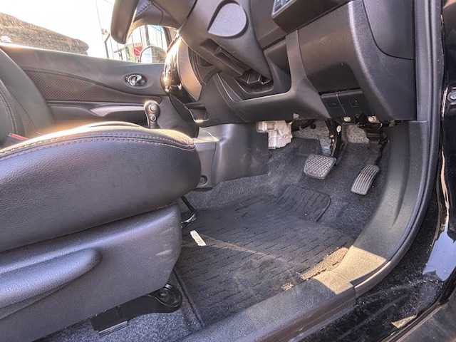 日産 ノート メダリスト エマージェンシーB 宮城県 2014(平26)年 11.1万km スーパーブラック 登録時走行距離110368km/社外ナビ/フルセグTV/Bluetooth/DVD/CD/FM/AM/全方位カメラ/コーナーセンサー/フォグランプ/アルミ付きスタットレスタイヤ/レーンキープ/横滑り防止装置/アイドリングストップ/ヘッドライトレベライザー/ETC/プッシュスタート/スマートキー/Aライト/純正フロアマット/フォグランプ/ドアバイザー/電動格納ミラー