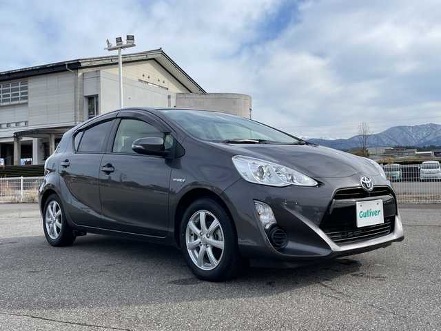 トヨタ アクア G 富山県 2016(平28)年 8.8万km グレーメタリック 純正９型ＳＤナビゲーション/型番：NSZT-Y64T/(CD/DVD/SD/BT/フルセグＴＶ)　/バックカメラ　/ビルトインＥＴＣ/スマートキー２ケ/前席シートヒーター　/クルーズコントロール　/ステアリングリモコン　　/純正フロアマット　/スタッドレスタイヤ車載あり　