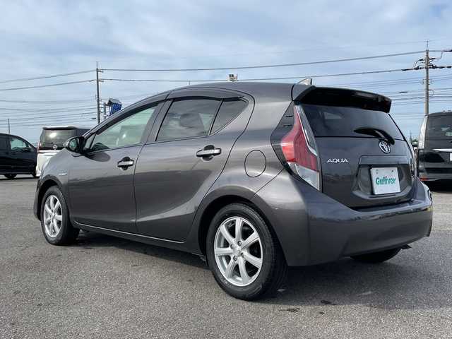 トヨタ アクア G 富山県 2016(平28)年 8.8万km グレーメタリック 純正９型ＳＤナビゲーション/型番：NSZT-Y64T/(CD/DVD/SD/BT/フルセグＴＶ)　/バックカメラ　/ビルトインＥＴＣ/スマートキー２ケ/前席シートヒーター　/クルーズコントロール　/ステアリングリモコン　　/純正フロアマット　/スタッドレスタイヤ車載あり　