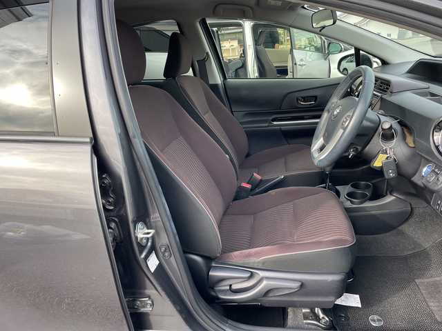 トヨタ アクア G 富山県 2016(平28)年 8.8万km グレーメタリック 純正９型ＳＤナビゲーション/型番：NSZT-Y64T/(CD/DVD/SD/BT/フルセグＴＶ)　/バックカメラ　/ビルトインＥＴＣ/スマートキー２ケ/前席シートヒーター　/クルーズコントロール　/ステアリングリモコン　　/純正フロアマット　/スタッドレスタイヤ車載あり　