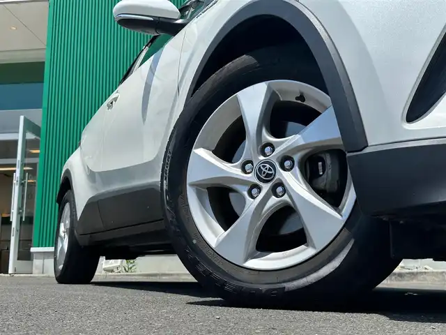 トヨタ Ｃ－ＨＲ S LEDパッケージ 宮城県 2019(令1)年 7.3万km ホワイトパールクリスタルシャイン 社外メモリーナビ/フルセグテレビ/　【AM/FM/CD/DVD/Bluetooth/iPod/SD】/ToyotaSafetySense/　・衝突軽減ブレーキ/　・レーダークルーズコントロール/　・レーンキープアシスト/　・オートハイビーム/電子パーキングブレーキ/オートブレーキホールド/LEDヘッドライト/オートライト/ビルトインETC/バックカメラ/純正フロアマット/純正17インチアルミホイール/ステアリングスイッチ/革巻きステアリング/プッシュスタート/スマートキー/電動格納ウィンカーミラー/ドアバイザー