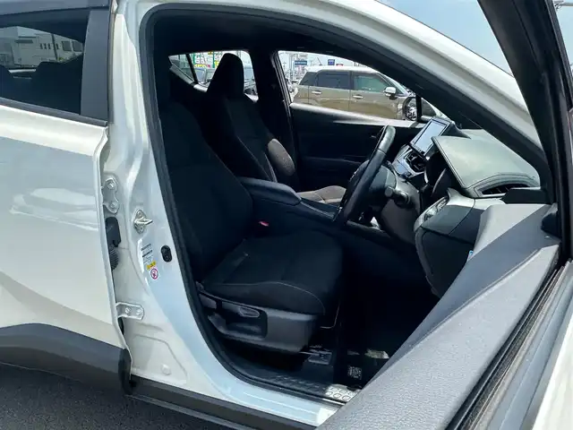 トヨタ Ｃ－ＨＲ S LEDパッケージ 宮城県 2019(令1)年 7.3万km ホワイトパールクリスタルシャイン 社外メモリーナビ/フルセグテレビ/　【AM/FM/CD/DVD/Bluetooth/iPod/SD】/ToyotaSafetySense/　・衝突軽減ブレーキ/　・レーダークルーズコントロール/　・レーンキープアシスト/　・オートハイビーム/電子パーキングブレーキ/オートブレーキホールド/LEDヘッドライト/オートライト/ビルトインETC/バックカメラ/純正フロアマット/純正17インチアルミホイール/ステアリングスイッチ/革巻きステアリング/プッシュスタート/スマートキー/電動格納ウィンカーミラー/ドアバイザー