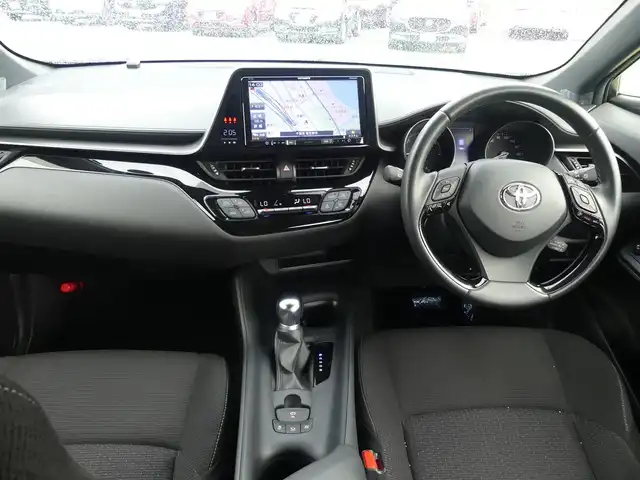 トヨタ Ｃ－ＨＲ S LEDパッケージ 千葉県 2019(令1)年 7.3万km ホワイトパールクリスタルシャイン 215/60R17/9インチ社外メモリーナビ/フルセグテレビ/　【AM/FM/CD/DVD/Bluetooth/iPod/SD】/ToyotaSafetySense/　・衝突軽減ブレーキ/　・レーダークルーズコントロール/　・レーンキープアシスト/　・オートハイビーム/電子パーキングブレーキ/オートブレーキホールド/LEDヘッドライト/オートライト/ビルトインETC/バックカメラ/純正フロアマット/純正17インチアルミホイール/ステアリングスイッチ/革巻きステアリング/プッシュスタート/スマートキー/電動格納ウィンカーミラー/ドアバイザー