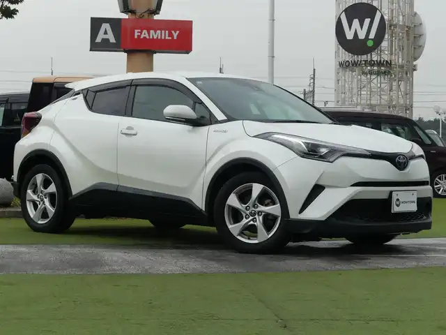 トヨタ Ｃ－ＨＲ S LEDパッケージ 千葉県 2019(令1)年 7.3万km ホワイトパールクリスタルシャイン 215/60R17/9インチ社外メモリーナビ/フルセグテレビ/　【AM/FM/CD/DVD/Bluetooth/iPod/SD】/ToyotaSafetySense/　・衝突軽減ブレーキ/　・レーダークルーズコントロール/　・レーンキープアシスト/　・オートハイビーム/電子パーキングブレーキ/オートブレーキホールド/LEDヘッドライト/オートライト/ビルトインETC/バックカメラ/純正フロアマット/純正17インチアルミホイール/ステアリングスイッチ/革巻きステアリング/プッシュスタート/スマートキー/電動格納ウィンカーミラー/ドアバイザー