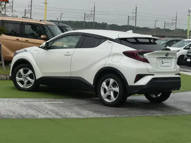 トヨタ Ｃ－ＨＲ S LEDパッケージ 千葉県 2019(令1)年 7.3万km ホワイトパールクリスタルシャイン 215/60R17/9インチ社外メモリーナビ/フルセグテレビ/　【AM/FM/CD/DVD/Bluetooth/iPod/SD】/ToyotaSafetySense/　・衝突軽減ブレーキ/　・レーダークルーズコントロール/　・レーンキープアシスト/　・オートハイビーム/電子パーキングブレーキ/オートブレーキホールド/LEDヘッドライト/オートライト/ビルトインETC/バックカメラ/純正フロアマット/純正17インチアルミホイール/ステアリングスイッチ/革巻きステアリング/プッシュスタート/スマートキー/電動格納ウィンカーミラー/ドアバイザー