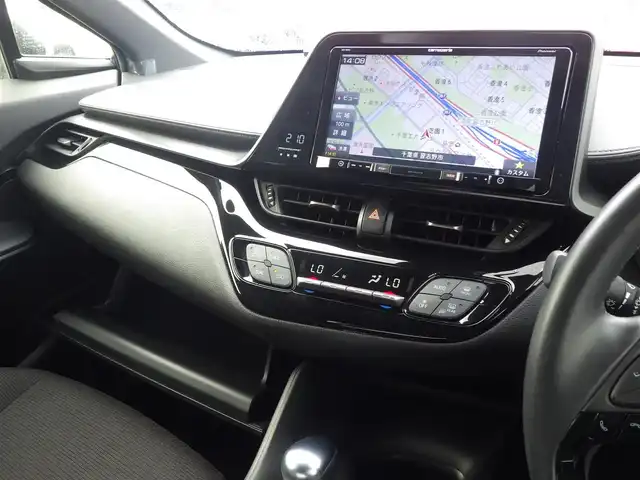 トヨタ Ｃ－ＨＲ S LEDパッケージ 千葉県 2019(令1)年 7.3万km ホワイトパールクリスタルシャイン 215/60R17/9インチ社外メモリーナビ/フルセグテレビ/　【AM/FM/CD/DVD/Bluetooth/iPod/SD】/ToyotaSafetySense/　・衝突軽減ブレーキ/　・レーダークルーズコントロール/　・レーンキープアシスト/　・オートハイビーム/電子パーキングブレーキ/オートブレーキホールド/LEDヘッドライト/オートライト/ビルトインETC/バックカメラ/純正フロアマット/純正17インチアルミホイール/ステアリングスイッチ/革巻きステアリング/プッシュスタート/スマートキー/電動格納ウィンカーミラー/ドアバイザー