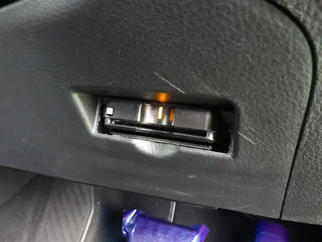 トヨタ Ｃ－ＨＲ S LEDパッケージ 千葉県 2019(令1)年 7.3万km ホワイトパールクリスタルシャイン 215/60R17/9インチ社外メモリーナビ/フルセグテレビ/　【AM/FM/CD/DVD/Bluetooth/iPod/SD】/ToyotaSafetySense/　・衝突軽減ブレーキ/　・レーダークルーズコントロール/　・レーンキープアシスト/　・オートハイビーム/電子パーキングブレーキ/オートブレーキホールド/LEDヘッドライト/オートライト/ビルトインETC/バックカメラ/純正フロアマット/純正17インチアルミホイール/ステアリングスイッチ/革巻きステアリング/プッシュスタート/スマートキー/電動格納ウィンカーミラー/ドアバイザー