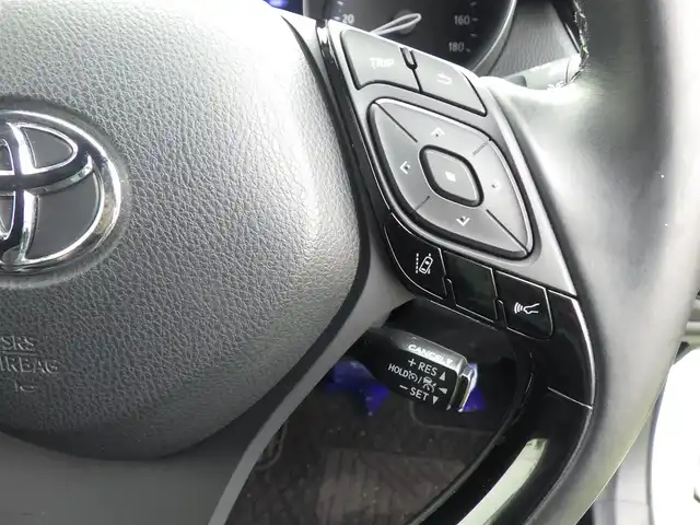 トヨタ Ｃ－ＨＲ S LEDパッケージ 千葉県 2019(令1)年 7.3万km ホワイトパールクリスタルシャイン 215/60R17/9インチ社外メモリーナビ/フルセグテレビ/　【AM/FM/CD/DVD/Bluetooth/iPod/SD】/ToyotaSafetySense/　・衝突軽減ブレーキ/　・レーダークルーズコントロール/　・レーンキープアシスト/　・オートハイビーム/電子パーキングブレーキ/オートブレーキホールド/LEDヘッドライト/オートライト/ビルトインETC/バックカメラ/純正フロアマット/純正17インチアルミホイール/ステアリングスイッチ/革巻きステアリング/プッシュスタート/スマートキー/電動格納ウィンカーミラー/ドアバイザー