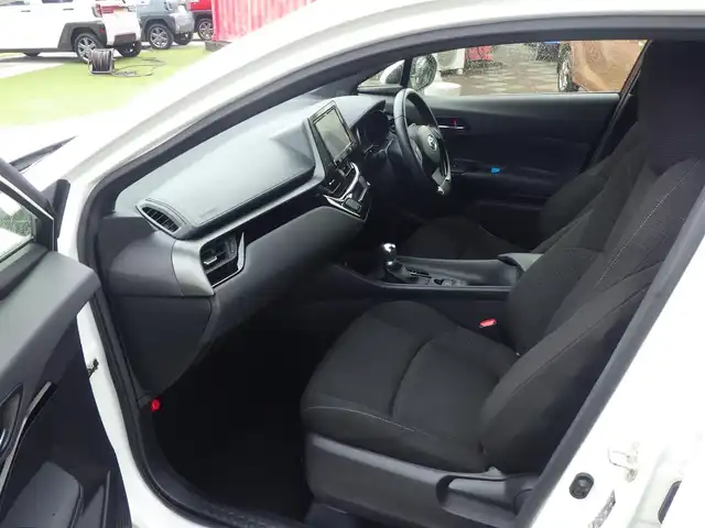 トヨタ Ｃ－ＨＲ S LEDパッケージ 千葉県 2019(令1)年 7.3万km ホワイトパールクリスタルシャイン 215/60R17/9インチ社外メモリーナビ/フルセグテレビ/　【AM/FM/CD/DVD/Bluetooth/iPod/SD】/ToyotaSafetySense/　・衝突軽減ブレーキ/　・レーダークルーズコントロール/　・レーンキープアシスト/　・オートハイビーム/電子パーキングブレーキ/オートブレーキホールド/LEDヘッドライト/オートライト/ビルトインETC/バックカメラ/純正フロアマット/純正17インチアルミホイール/ステアリングスイッチ/革巻きステアリング/プッシュスタート/スマートキー/電動格納ウィンカーミラー/ドアバイザー