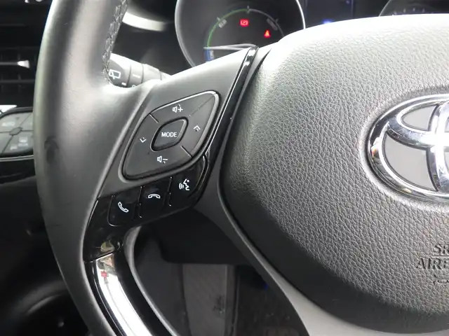 トヨタ Ｃ－ＨＲ S LEDパッケージ 千葉県 2019(令1)年 7.3万km ホワイトパールクリスタルシャイン 215/60R17/9インチ社外メモリーナビ/フルセグテレビ/　【AM/FM/CD/DVD/Bluetooth/iPod/SD】/ToyotaSafetySense/　・衝突軽減ブレーキ/　・レーダークルーズコントロール/　・レーンキープアシスト/　・オートハイビーム/電子パーキングブレーキ/オートブレーキホールド/LEDヘッドライト/オートライト/ビルトインETC/バックカメラ/純正フロアマット/純正17インチアルミホイール/ステアリングスイッチ/革巻きステアリング/プッシュスタート/スマートキー/電動格納ウィンカーミラー/ドアバイザー