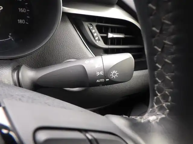 トヨタ Ｃ－ＨＲ S LEDパッケージ 千葉県 2019(令1)年 7.3万km ホワイトパールクリスタルシャイン 215/60R17/9インチ社外メモリーナビ/フルセグテレビ/　【AM/FM/CD/DVD/Bluetooth/iPod/SD】/ToyotaSafetySense/　・衝突軽減ブレーキ/　・レーダークルーズコントロール/　・レーンキープアシスト/　・オートハイビーム/電子パーキングブレーキ/オートブレーキホールド/LEDヘッドライト/オートライト/ビルトインETC/バックカメラ/純正フロアマット/純正17インチアルミホイール/ステアリングスイッチ/革巻きステアリング/プッシュスタート/スマートキー/電動格納ウィンカーミラー/ドアバイザー